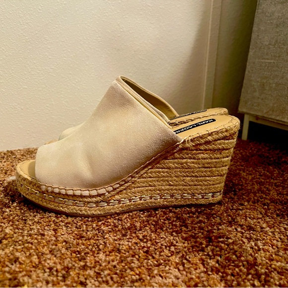 Karl Lagerfeld Gold Sparkle 3.5” Slip on Wedges. Chic Chain Design size 9M - Picture 3 of 6